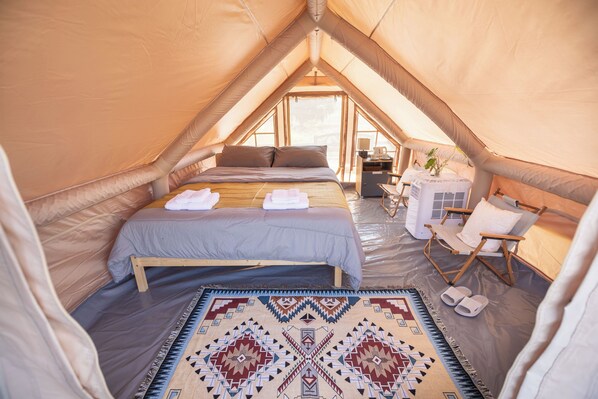 Tente Confort, vue sur la colline | Intérieur