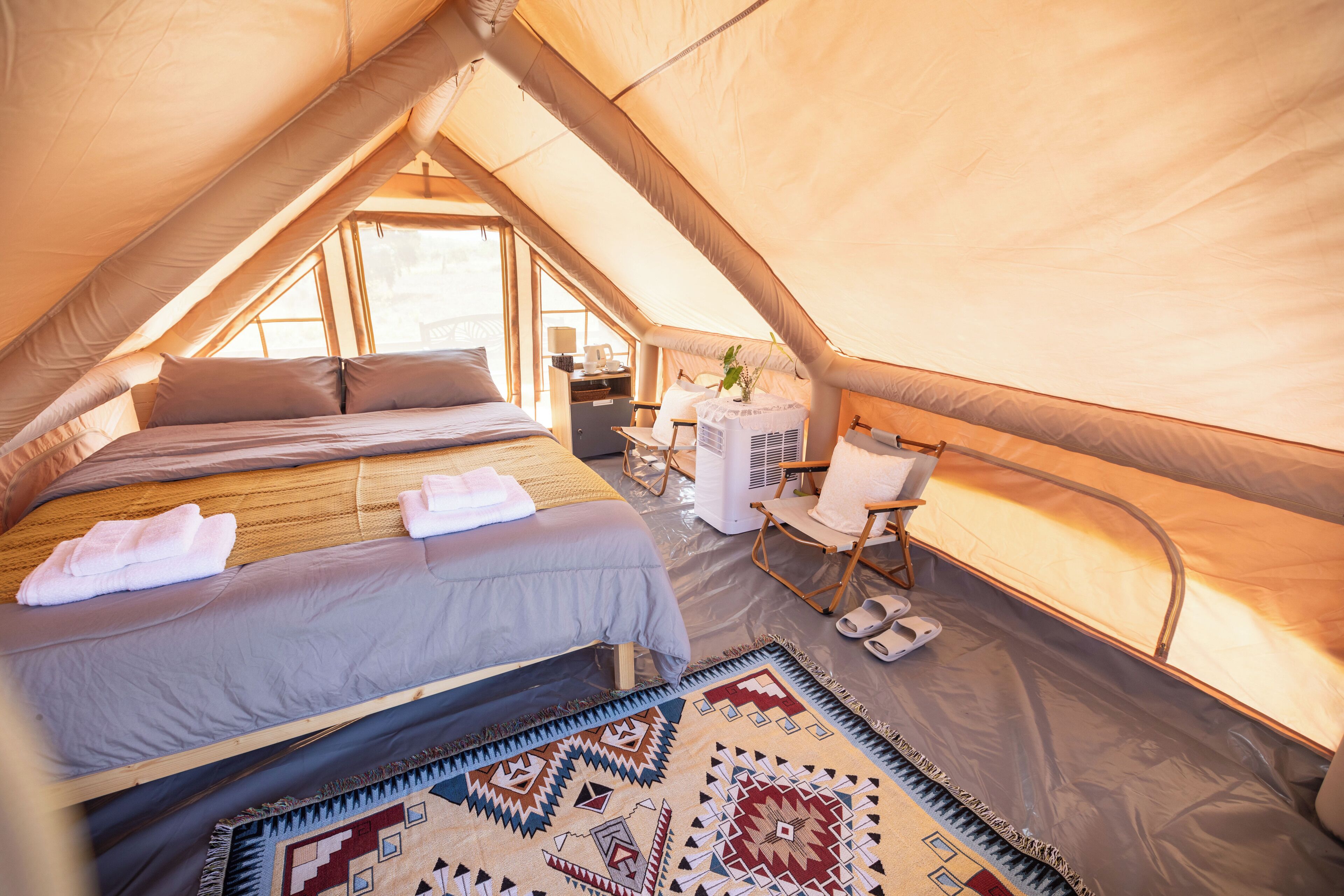 Signature tent, uitzicht op heuvels | Hypoallergeen beddengoed, pillowtop-bedden, een gratis minibar