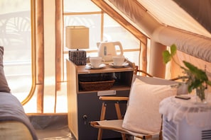 Tält Signature - utsikt mot bergen | Allergitestade sängkläder, bäddmadrasser och gratis produkter i minibar