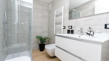 Room | Bathroom | Free toiletries, hair dryer, towels, soap