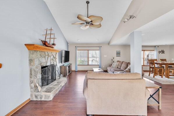 House, 4 Bedrooms | Living area