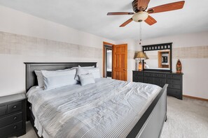 4 bedrooms, desk, laptop workspace, iron/ironing board - Spacious Hidden Paradise At Lake Norman 4 Bedroom Home (Mooresville)