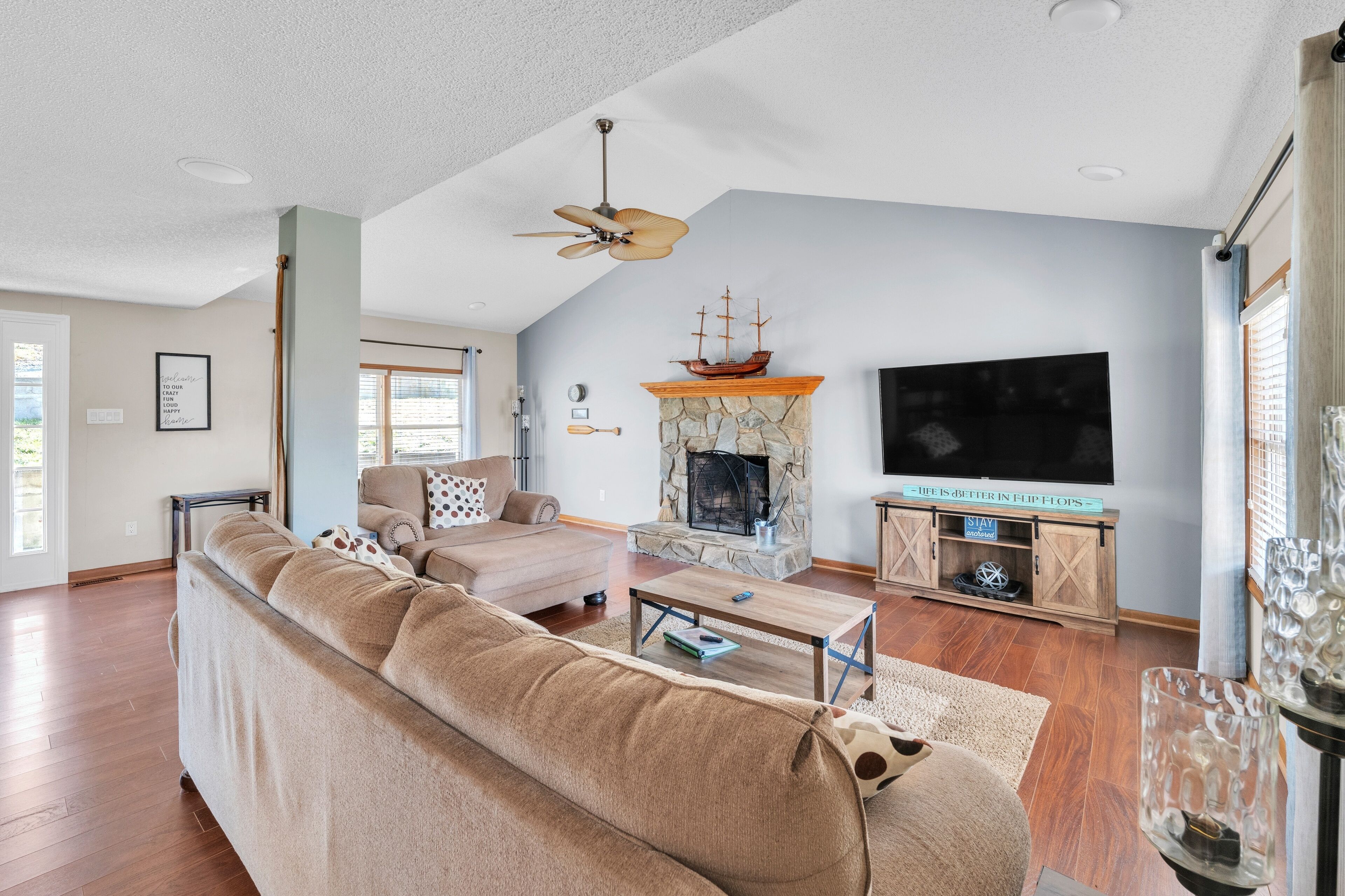 บ้านพัก, 4 ห้องนอน | บริเวณนั่งเล่น | สมาร์ททีวี