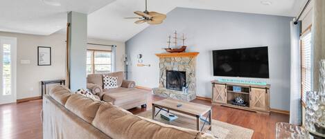 House, 4 Bedrooms | Living area | Smart TV