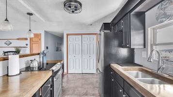 House, 4 Bedrooms | Private kitchen | Fridge, oven, coffee/tea maker, toaster