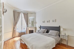 Apartment | 2 bedrooms, laptop workspace, iron/ironing board, bed sheets - Sublim Apartment Eiffel Tower - Champ de Mars (Paris)