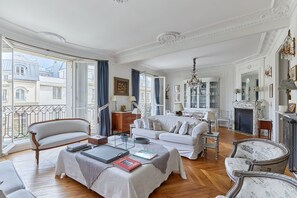 Apartment | Living area - Sublim Apartment Eiffel Tower - Champ de Mars (Paris)