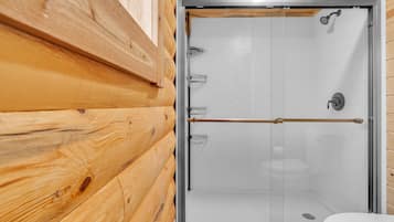 Cabana, 3 quartos | Banheiro | Toalhas de banho, shampoo, papel higiênico