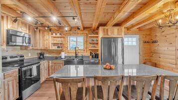Cabin, 3 Bedrooms | Private kitchen | Fridge, oven, coffee/tea maker, toaster
