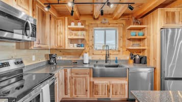 Cabin, 3 Bedrooms | Private kitchen | Fridge, oven, coffee/tea maker, toaster