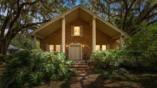 A brick house with a gabled roof and a front porch. - Ponderosa Off The Beaten Path 5 Bedroom Farmhouse 2.7 Acres by UF (Gainesville)