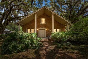 A brick house with a gabled roof and a front porch. - Ponderosa Off The Beaten Path 5 Bedroom Farmhouse 2.7 Acres by UF (Gainesville)