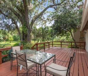 Outdoor dining - Ponderosa Off The Beaten Path 5 Bedroom Farmhouse 2.7 Acres by UF (Gainesville)