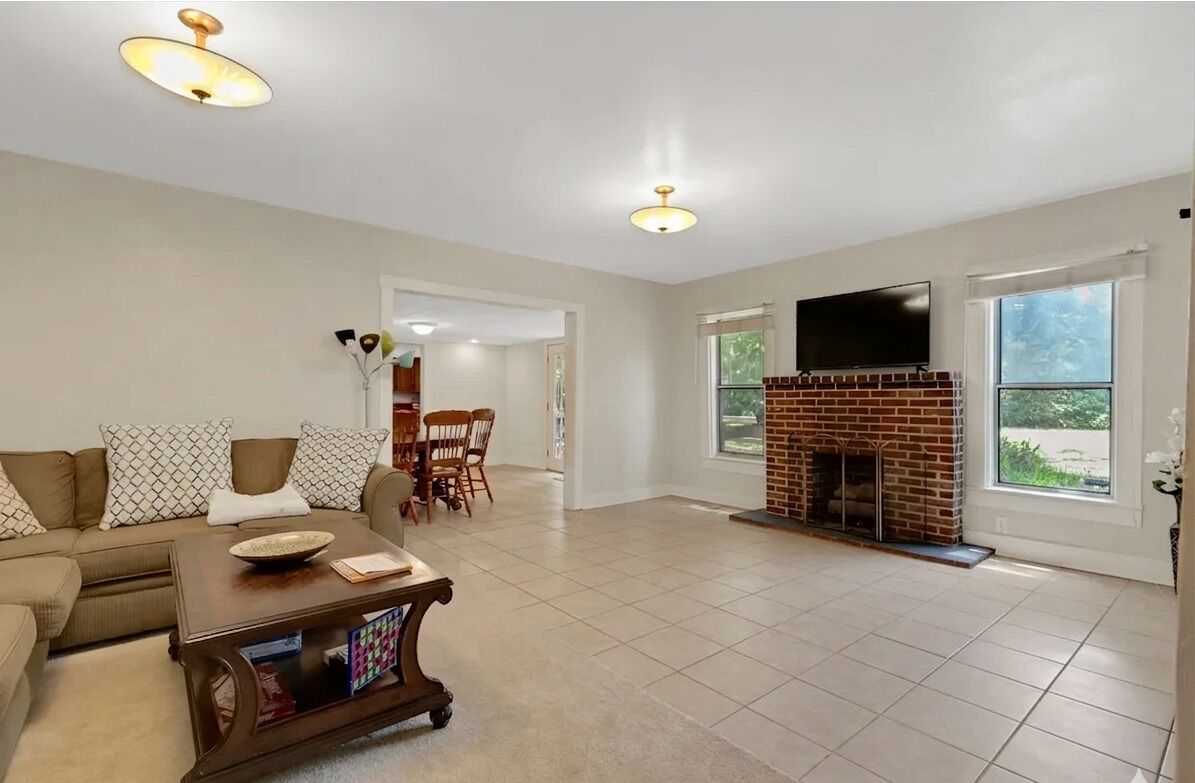 Cottage, 5 Bedrooms | Ruang tamu | TV Pintar, perkhidmatan penstriman 