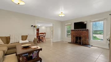 Cottage, 5 Bedrooms | Ruang tamu | TV Pintar, perkhidmatan penstriman