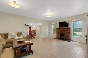 Living area - Ponderosa Off The Beaten Path 5 Bedroom Farmhouse 2.7 Acres by UF (Gainesville)