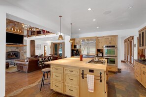 Mökki, 4 makuuhuonetta | Yksityinen keittiö | Jääkaappi, uuni, kahvin-/teenkeitin, vedenkeitin