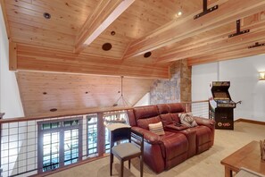 Cabin, 4 Bedrooms | Lobby