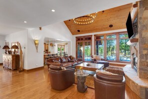 Cabin, 4 Bedrooms | Living area