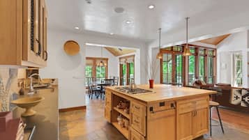 Cabin, 4 Bedrooms | Private kitchen | Fridge, oven, coffee/tea maker, electric kettle