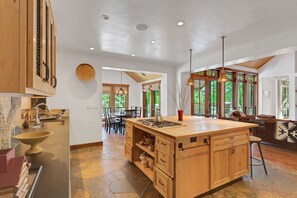 Cabin, 4 Bedrooms | Private kitchen