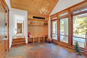 Cabin, 4 Bedrooms | Interior