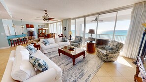 Condo, 3 phòng ngủ | Khu phòng khách | Smart TV 