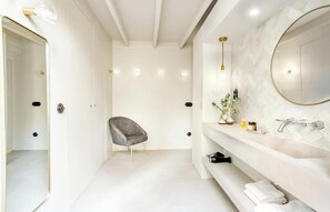 تجهيزات دش، مجففات شعر، مناشف، صابون