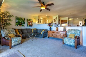 Appartement, 2 slaapkamers | Woonruimte | Televisie en een dvd-speler