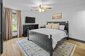 3 bedrooms, desk, WiFi, bed sheets