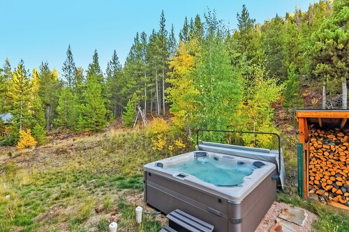 Peaceful 3-bedroom cabin 20 minutes to Winter Park Resort - hot tub, EV charger