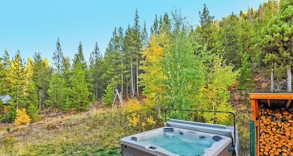 Peaceful 3-bedroom cabin 20 minutes to Winter Park Resort - hot tub, EV charger