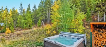 Peaceful 3-bedroom cabin 20 minutes to Winter Park Resort - hot tub, EV charger