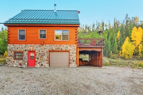 Peaceful 3-bedroom cabin 20 minutes to Winter Park Resort - hot tub, EV charger