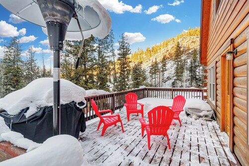 Peaceful 3-bedroom cabin 20 minutes to Winter Park Resort - hot tub, EV charger