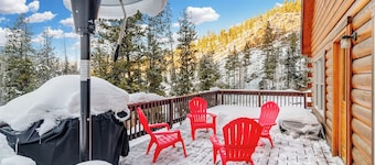 Peaceful 3-bedroom cabin 20 minutes to Winter Park Resort - hot tub, EV charger