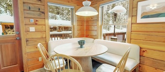 Peaceful 3-bedroom cabin 20 minutes to Winter Park Resort - hot tub, EV charger