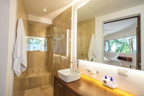 Douche, sèche-cheveux, serviettes fournies