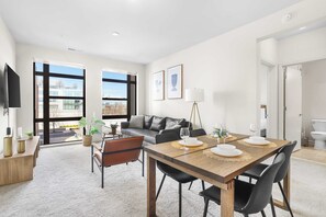 TV - Modern Apt W Gym & Near Metro (Arlington)