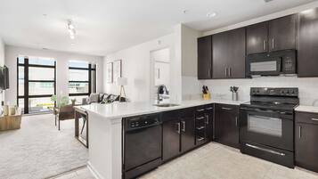 Refrigerador, microondas, horno y parrilla de estufa