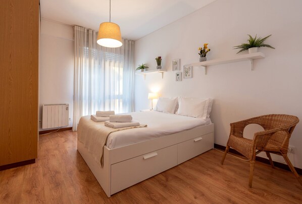 4 bedrooms, iron/ironing board, internet, bed sheets