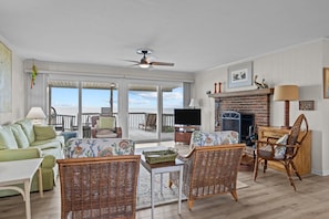 TV - Bryant Cottage-Oceanfront/Pet Friendly House (Pine Knoll Shores)