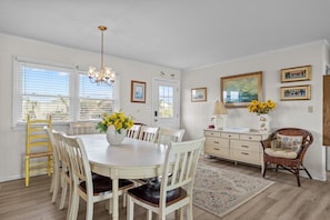 Dining - Bryant Cottage-Oceanfront/Pet Friendly House (Pine Knoll Shores)