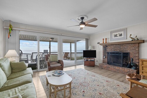 Bryant Cottage-Oceanfront Home in Pine Knoll Shores, NC