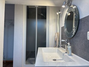 淋浴设施、吹风机、毛巾、肥皂