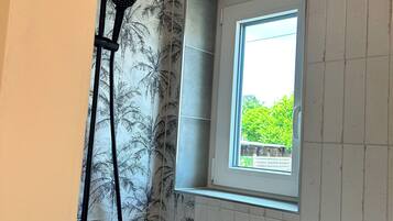Douche, serviettes fournies, papier toilette