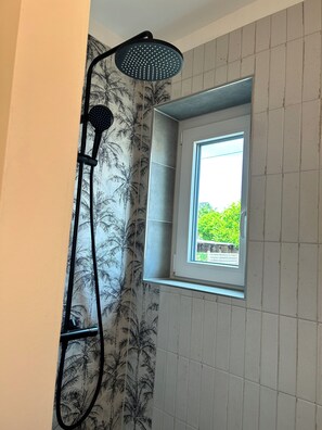 Dusj, håndklær og toalettpapir