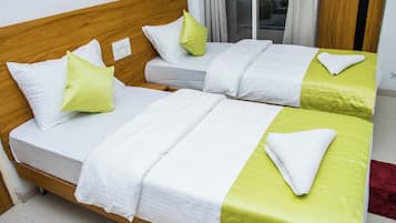 Family Twin Room | Desk, laptop workspace, free WiFi