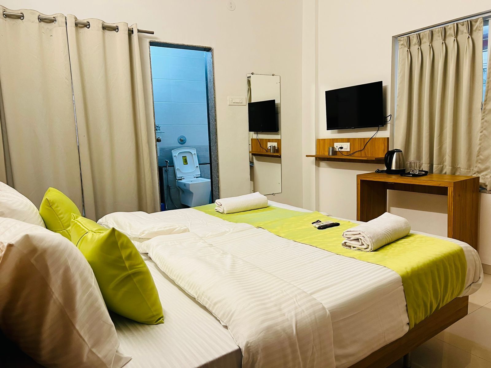 Deluxe Room, Balcony, City View | Meja, ruang kerja komputer riba, Wi-fi percuma 