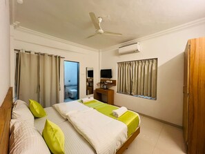 Deluxe-huone, parveke, kaupunkinäköala | Työpöytä, kannettavalle tietokoneelle sopiva työtila, ilmainen Wi-Fi